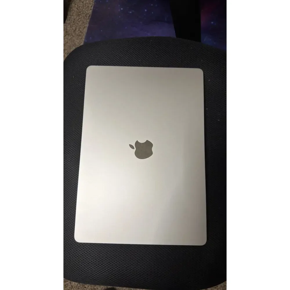 Apple MacBook Air 15in M3 2024 256GB 8GB Ram Starligh Excellent